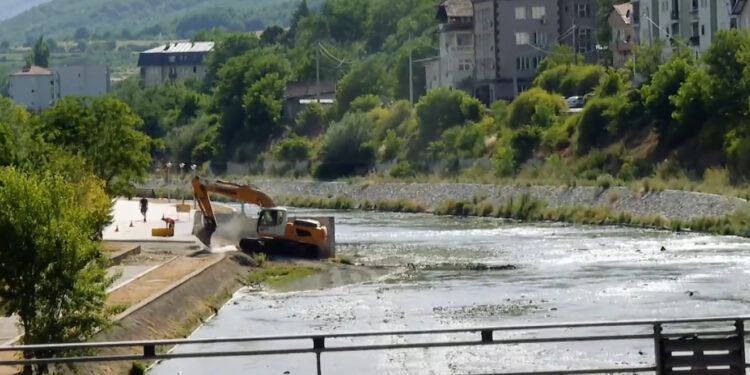 Komandanti i KFOR-it flet për dy urat e reja që po ndërtohen në Mitrovicë