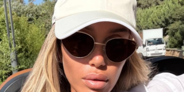 Adelina nis pushimet në Turqi, shfaqet ‘zjarr’ nga plazhi