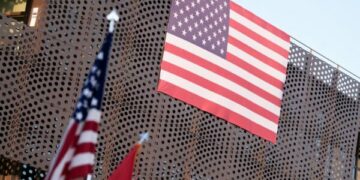 Ambasada e SHBA’së thirrje liderëve partive që të bëjnë marrëveshje: S’duhet të mbështeteni te Gjykata për ta zgjidhur bllokadën