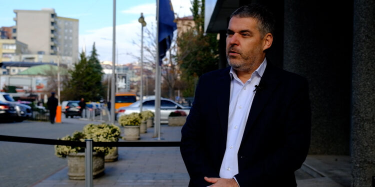 Takimi i Osmanit me liderët e partive/ Kastrati skeptik për zgjidhje: Duhet të ndërmerren masa – të bëhen dhe protesta