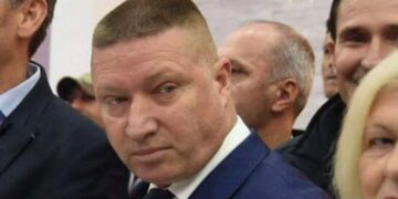 Arrestohet kandidati për kryetar të Drenasit, dyshohet për detyrim dhe prezantim të rremë si zyrtar, i gjendet arsenal armësh