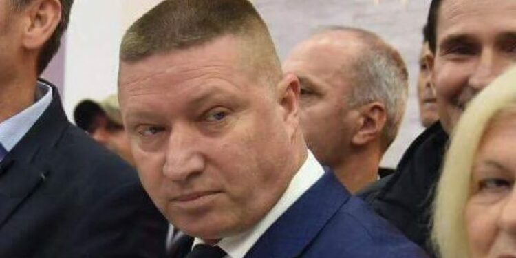 Arrestohet kandidati për kryetar të Drenasit, dyshohet për detyrim dhe prezantim të rremë si zyrtar, i gjendet arsenal armësh