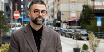 Behrami : Po zhvillohet garë e nxehtë mes VV-së dhe Nazim Bllacës se kush po e sulmon më fort Hashim Thaçin