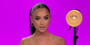 Egli publikon buqetë trëndafilash me mesazhesh të fshehtë, nuk dihet se kush ia dhuroi