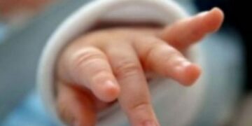 Ka lindur foshnja “më e vjetër” në botë, vjen nga një embrion i ngrirë në vitin 1994