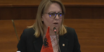 Hykmete Bajrami vazhdon të flasë në foltore: Avni Dehari kohë më parë ia ka shitur shpirtin Albin Kurtit