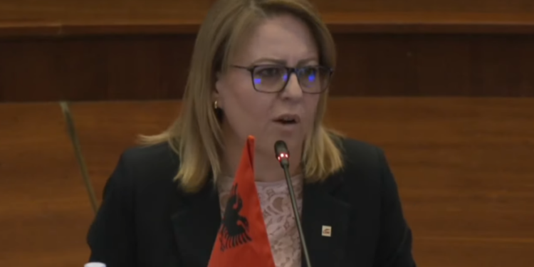 Hykmete Bajrami vazhdon të flasë në foltore: Avni Dehari kohë më parë ia ka shitur shpirtin Albin Kurtit