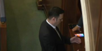 Abdixhiku shihet duke biseduar me ambasadorët e huaj në sallën e Kuvendit para nisjes së seancës