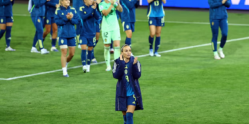 “Më foli në shqip, ishte në moshën e nënës sime”, Kosovare Asllani ia dhuron fanellën bashkatdhetares pas lutjes së saj