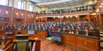 Deputetët lirojnë Kuvendin, ua kërkon policia