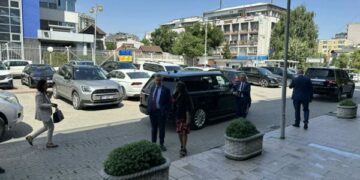 Prattipati e Hargreaves arrijnë në Kuvend pak para seancës
