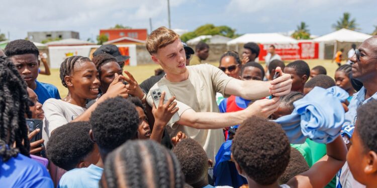 Palmer pritet si hero në vendin e tij të origjinës