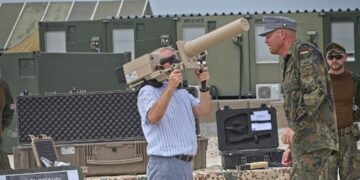 Rohde viziton gjermanët në Bondsteel, “teston” pajisjet që përdoren në patrullat kufitare Kosovë-Serbi