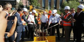 Njëra te “Tre rrokaqiejt”, tjetra te ndërtesa “Minatori”, Tahiri thotë se ura e këmbësorëve është projekt i kohës së Bedri Hamzës