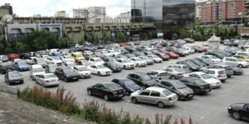 Rrëmuja me parkingje në kryeqytet, komuna njofton se cilat janë kriteret e reja për t’u pajisur me leje -detaje