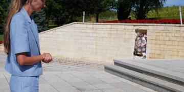 Emina Çunmulaj bën homazhe në Prekaz: Çdo vizitë këtu mbart një peshë të thellë