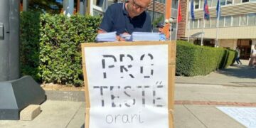 Protestë “non-stop” para Kuvendit, qytetari nga Prizreni u dërgon zarfa deputetëve me pyetje për bllokadën