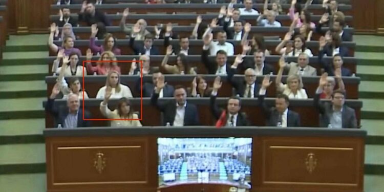 Shqipe Selimi, gruaja e Rexhep Selimit, nuk e votoi Donika Gërvallen për kryetare të Kuvendit