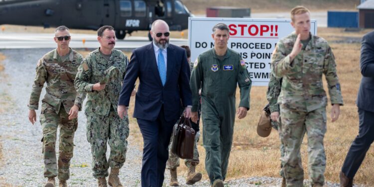 Ambasada amerikane deklarohet për vizitën e zyrtarit amerikan: Përforcon partneritetin mbrojtës SHBA-Kosovë