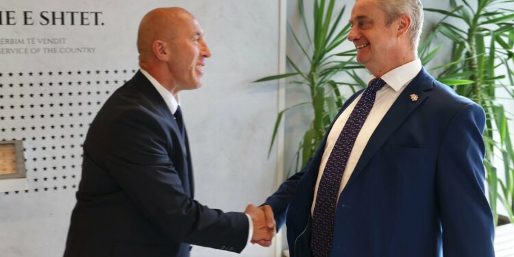 Haradinaj takon ambasadorin britanik: Tejkalimi i bllokadës është nevojë urgjente, presim qartësi nga Gjykata Kushtetuese