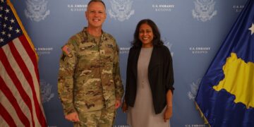 Përfaqësuesi amerikan në Komitetin Ushtarak të NATO-s viziton Kosovën, në fokus raportet SHBA-Ministria e Mbrojtjes dhe FSK