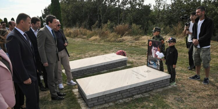 Kurti bën homazhe në nderim të Komandantit Ismet Jashari