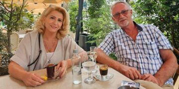 Dashuri e vërtetë, jo thjesht artistike, Shkurta Fejza përkrah bashkëshortit thur vargje romantike