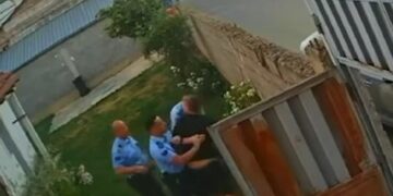 Aktakuzë ndaj tre policëve që sulmuan të prangosurin në Klinë (Video)