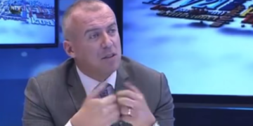 Burim Ramadani poston pjesë të debatit kur Vigan Qorrolli i VV i thoshte “keni dështuar ta merrni votën e Listës Srpska”