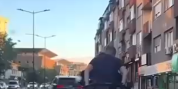 Gjobitet shoferi i një katërçiklete për vozitje të rrezikshme, Policia publikon pamje