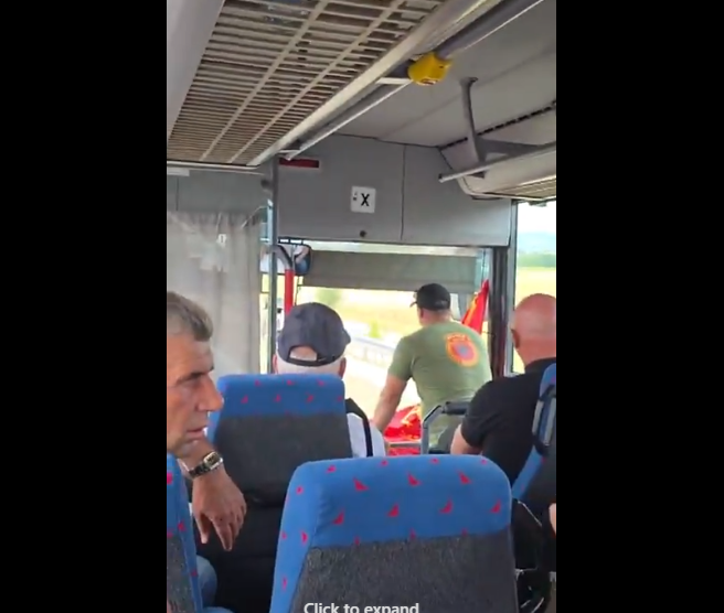 Me këngë patriotike dhe flamuj kuq e zi, qytetarët nisin rrugën për protestën në Prishtinë