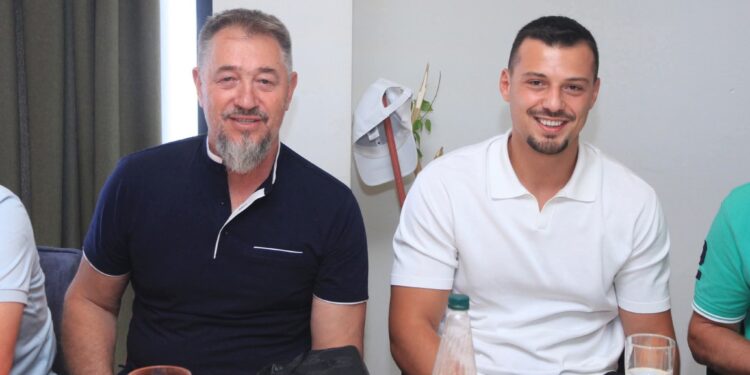 Sami Lushtaku në takim me djalin e Hashim Thaçit e me ish-bashkëluftëtarë