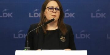 Hykmete Bajrami: Albin Kurti e detyroi Avni Deharin ta shkelë Kushtetutën