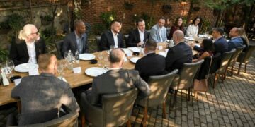 Në darkën që Maqedonci ia shtroi zyrtarit amerikan i pranishëm ishte edhe drejtori i AKI, çfarë shkroi Kurti