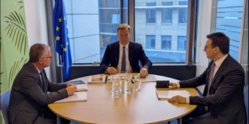 Sorensen duart e lidhura në dialog, donte takim Kurti-Vuçiq, tash po i “menaxhon” arrestimet që i kryen palët