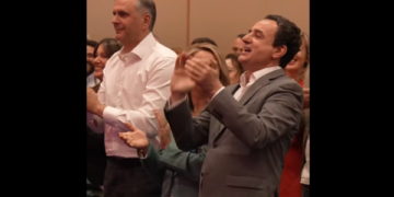 Pasi ofendoi opozitën duke iu thënë as nuk po “shtyhen as nuk po ngrehen”, Kurti shpërtheu “Hajra, Hajra”