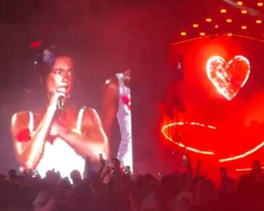 Dua Lipa ngjitet në skenën e “Sunny Hillit”, ndez atmosferën
