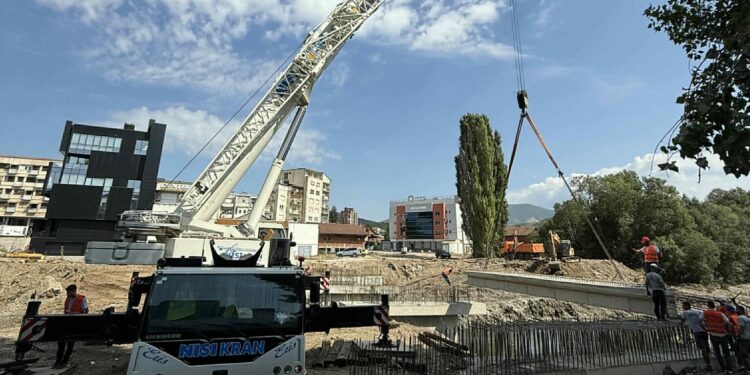 Nis vendosja e trajeve mbi lumin Ibër