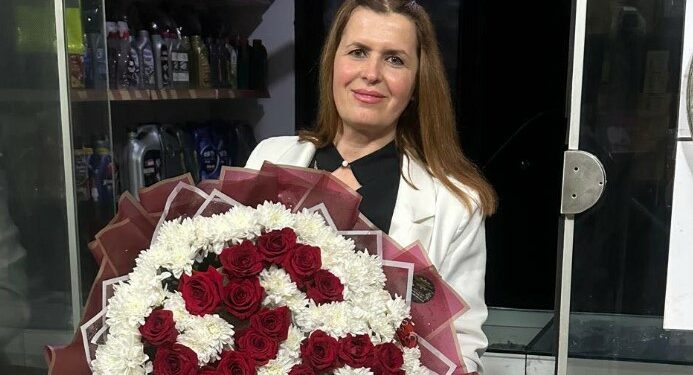 Kush është drejtoresha e shkollës që u pla’gos nga djali i saj