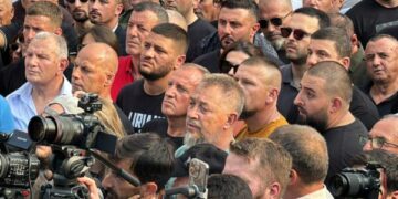 Memli Krasniqi, Ramiz Lladrovci, Sami Lushtaku, Shukri Buja, Latif Gashi afër njëri-tjetrit në protestë