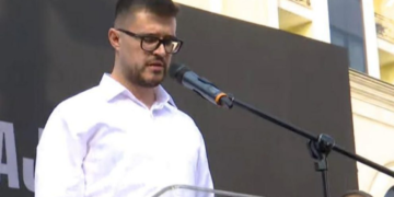 Djali i dëshmorit me fjalim emocional: Nuk më duhet kjo liri nëse vjen pa bashkëluftëtarët e babait tim