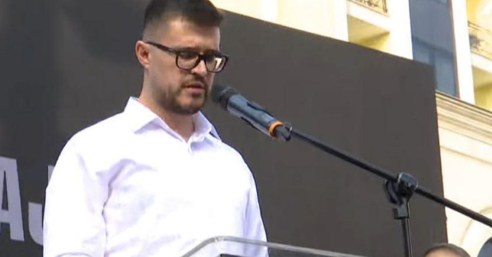 Djali i dëshmorit me fjalim emocional: Nuk më duhet kjo liri nëse vjen pa bashkëluftëtarët e babait tim