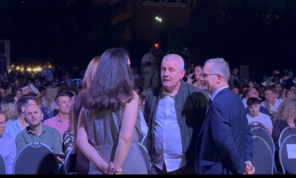 Besnik Bislimi e Xhelal Sveçla anojnë më shumë kah klasikja, shfaqen në shesh në koncertin “Ramë Lahaj&Friends”