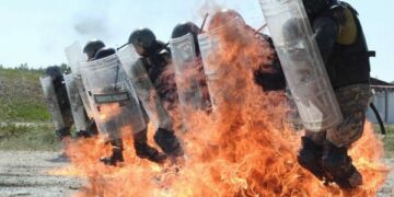 Ushtarë italianë të KFOR-it me trajnerë hungarezë zhvillojnë stëvitje intensive për kontrollin e turmave dhe trazirave