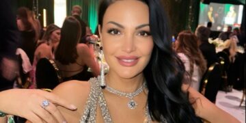 Bleona Qereti birëson një luan në Afrikë