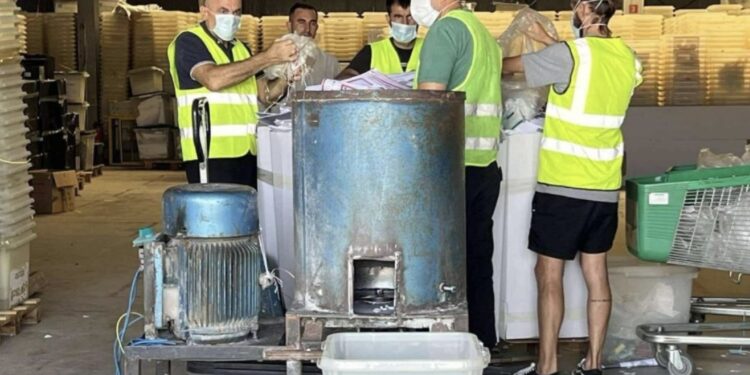 Qesharake: Fillon shkatërrimi i materialit zgjedhor, KQZ çka është kjo pajisje si “shporet i druve”?