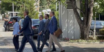 Sorensen i shkon në zyrë Kurtit