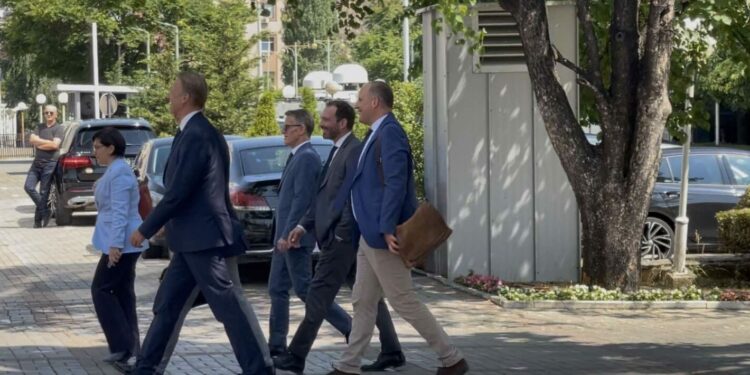 Sorensen i shkon në zyrë Kurtit