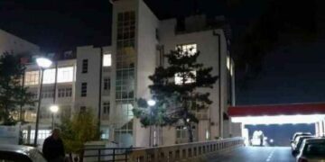 Dërgohet pa shenja jete një person në QKUK, kishte plagë nga arma e zjarrit- detaje