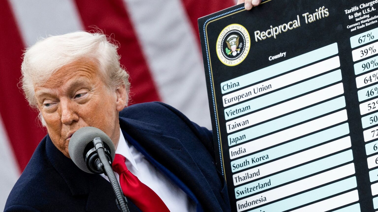 Hyjnë në fuqi tarifat tregtare të Trumpit